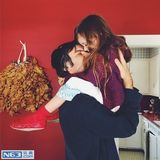 组图：大眼萝莉姐妹走红 写真妈妈掌镜精致如画