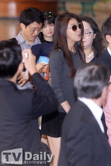 组图：河智苑疑发福 机场亮相惊现双下巴