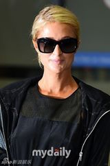 组图：名媛希尔顿赴韩 豪气拎名包阵势大