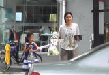 组图：小陶虹素颜开豪车外出 用毛巾拉女儿