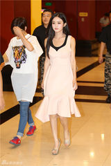 组图：赵丽颖鱼尾裙代言 曝喜欢气场强大男生