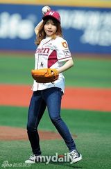 组图：韩星JUNIEL任开球嘉宾 啦啦队性感走光