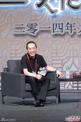 组图：张艺谋香港开讲 称整容是不尊重父母