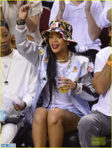 组图：蕾哈娜戴花帽球场秀美腿 满脸兴奋花痴样