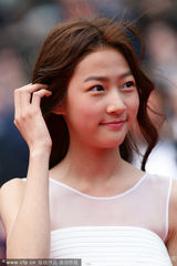 组图：《道熙啊》主创走红毯 裴斗娜深V冷艳