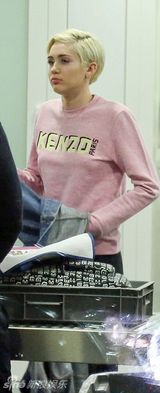 组图：麦莉机场脱衣安检心情不爽做鬼脸