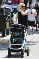 组图：辣妈史蒂芬妮三胎儿子曝光 双眼皮大脑门