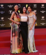 组图：薛凯琪、杨子姗、陈意涵相拥浅笑亮相