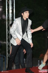 组图：萧敬腾复古宽檐帽 静若凤飞飞动如MJ