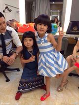 组图：陆毅与女儿雨中扮文艺 笑称矿工亲子装