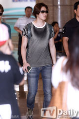 组图：CNBLUE赴京开唱 机场获壮汉开道