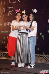 组图：S.H.E开唱大开黄腔 单身HEBE大喊“摄我”