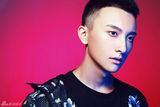 组图：新星牛骏峰时尚写真演绎雅痞小鲜肉
