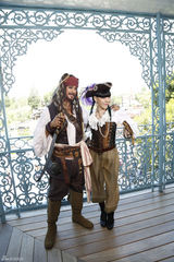 组图：吴莫愁变身加勒比海盗 起玩心持剑对决