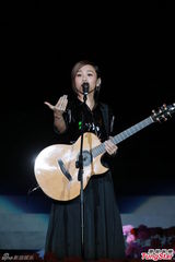 组图：张惠妹那英四大天后开唱 林青霞发福捧场