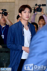 组图：池昌旭赴日办粉丝会 衬衣休闲风亮相机场