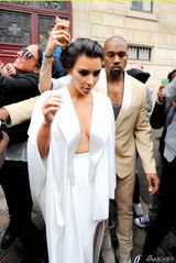 组图：卡戴珊新婚在即 中开白裙秀双球