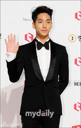 组图：百想红毯星光熠熠 双贤到场引尖叫