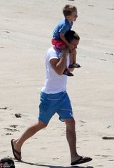 组图：沃克弟弟拍亡兄《速激》戏份 与妻儿嬉戏