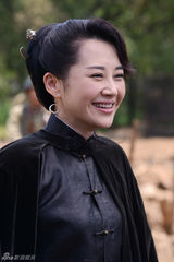 组图：抗战剧《来势凶猛》探班 许晴否认姐弟恋