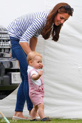 组图：乔治小王子萌态展球技 小脚丫肉呼呼