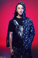 组图：新星牛骏峰时尚写真演绎雅痞小鲜肉