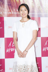 独家：韩星尹珍睿镂空白裙出席试映显优雅