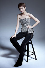 组图：肖涵全新时尚写真 清爽短发御姐范儿十足