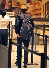 组图：暮光男帕丁森一脸胡茬头靠电梯显疲态