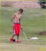 组图：比伯半裸打高尔夫 赛琳娜穿比基尼献拥抱