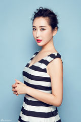 组图：杜若溪深V短裙性感 古典美人展摩登风