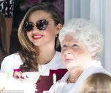 组图：米兰达一家享受秋色 小弗林调皮可爱