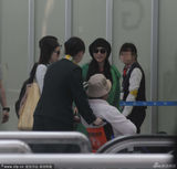 组图：张柏芝裹厚衣现身机场 身体不适频擦鼻涕