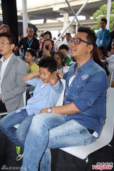 组图：郭涛携子站台 石头胆大公然整老爸