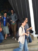 组图：周迅与男友现身云南寺庙祈福 婉拒合影