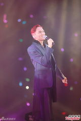 组图：张智霖开唱裸身美女环伺 袁咏仪领衔助威