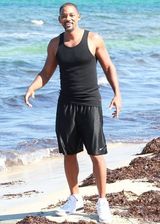 组图：威尔史密斯海滩遭围堵 女粉丝裸上身狂追