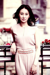 组图：王乐君夏日浪漫写真 演绎紫色魅惑气质