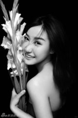 组图：演员刘璐珈黑白写真 阳光清新尽展甜美
