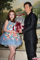 组图：施敏赴台卖萌 擅长投资徐乃麟甘拜下风