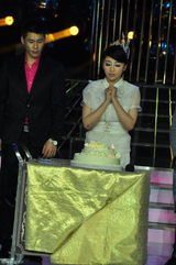 组图：邹凯上电视节目惊喜求婚 陈一冰谢娜微笑祝福