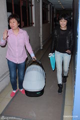 组图：陈慧琳产后携次子出院 儿子取中文名刘琛