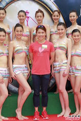 组图：港姐佳丽首度泳衣亮相 水上展傲人身姿