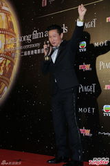 组图：最成熟新演员徐家杰金像后台感谢父母