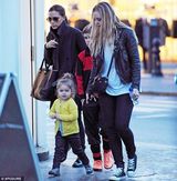 组图：小七嫩脸肉嘟嘟 贝嫂黑衣裹身酷帅出街