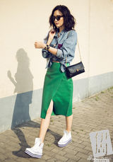 组图：宋佳叛逆街头形象街拍 走路就起范儿