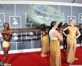 组图：格莱美红毯 Lady Gaga坐“琥珀”玩悬念