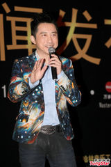 组图：庾澄庆花西装亮相北京 不改顽童本色