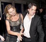 组图：凯特摩斯离赌场东倒西歪 起争执助理解围