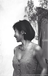 组图：刘欢22岁靓女海外度假照 低胸装秀美腿